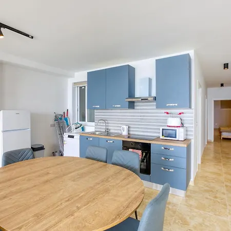 A Large, Fully Equipped 2br In By 360 Estates Apartment *